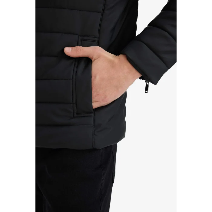 Defacto X4014AZBK27 Siyah Su İtici Slim Fit Dar Kesim Dik Yaka Fermuarlı İç Cepli Suni Deri Ceket Mont