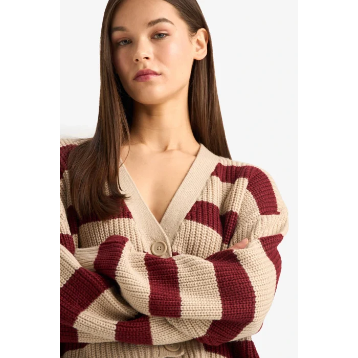 Defacto Z8539AZBG644 Bej Regular Fit V Yaka Çizgili Düğmeli Triko Hırka