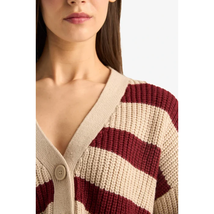 Defacto Z8539AZBG644 Bej Regular Fit V Yaka Çizgili Düğmeli Triko Hırka