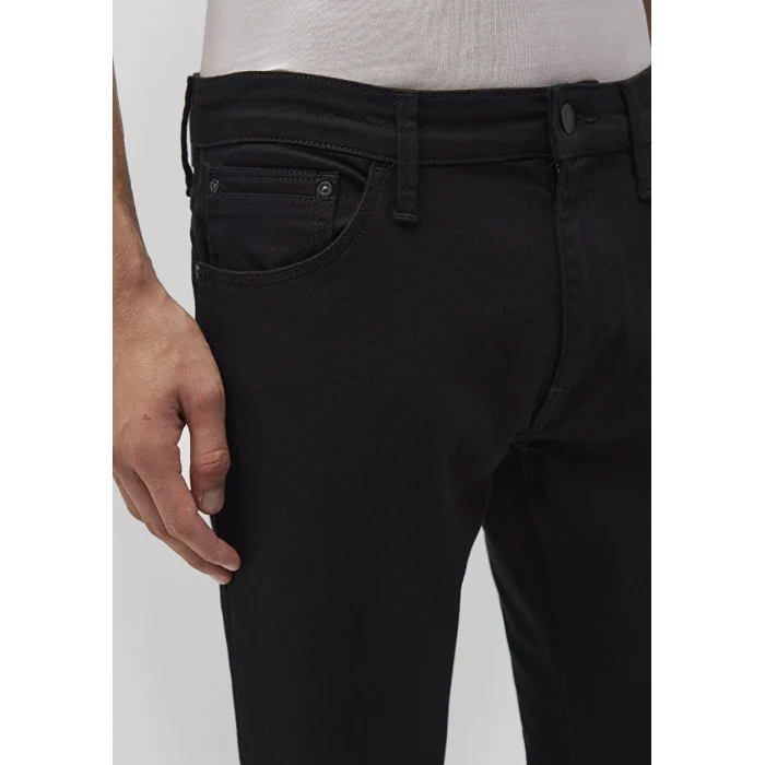 0076235211 LEO Black 90s Comfort