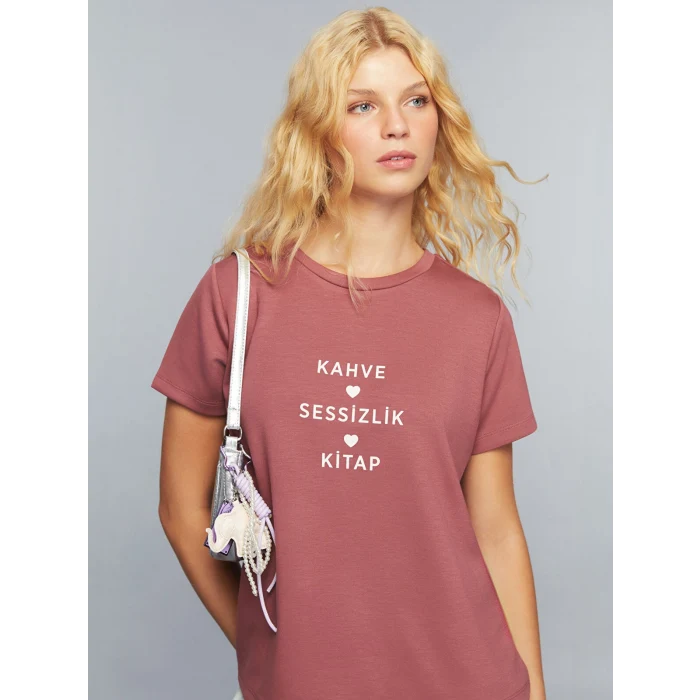 LCWAIKIKI Classic Pembe Bisiklet Yaka Slogan Baskılı Kadın Tişört