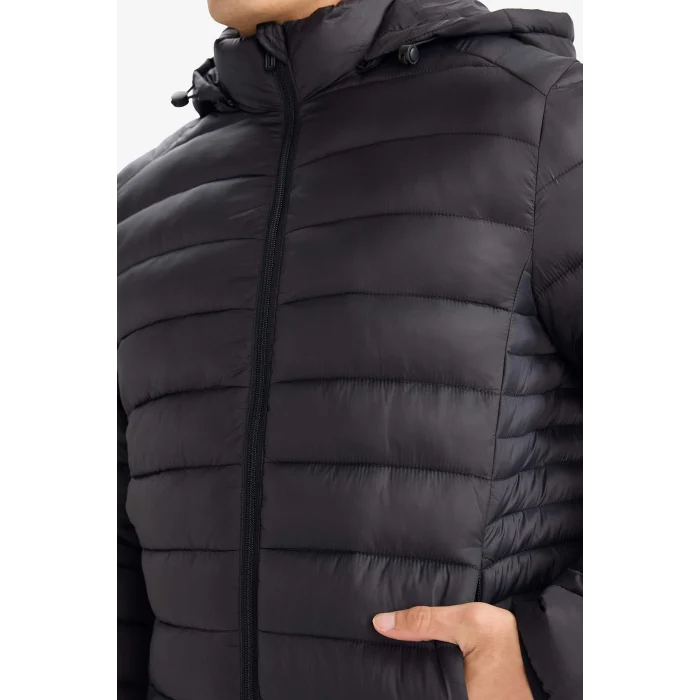 Defacto N4661AZBK27 Siyah Su İtici Slim Fit Dar Kesim İç Cep Detaylı Kapüşonlu Fermuarlı Cepli Şişme Mont