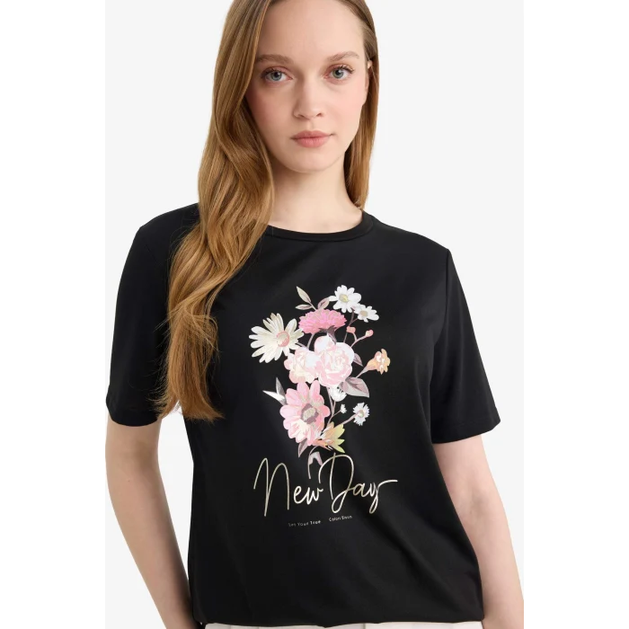 Defacto G9257AXBK81 Siyah Regular Fıt Bisiklet Yaka Çiçekli Kısa Kollu Tişört