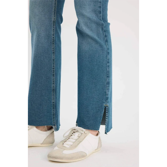 Defacto G8024AXNM28 Mavi Crop Flare Fıt Düşük Bel Bilek Boy Jean Yıkamalı Pantolon