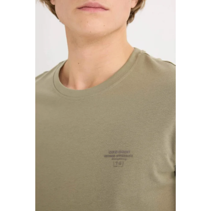 Defacto D5567AXKH465 Haki %100 Pamuk Slim Fit Dar Kesim Bisiklet Yaka Baskılı Kısa Kollu Tişört