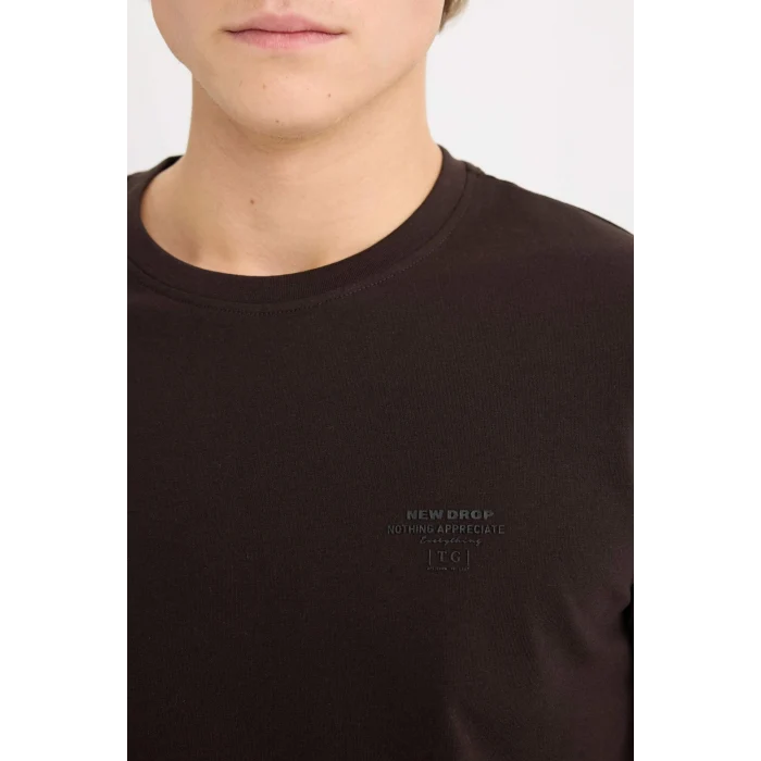 Defacto D5567AXBN337 Kahve %100 Pamuk Slim Fit Dar Kesim Bisiklet Yaka Baskılı Kısa Kollu Tişört