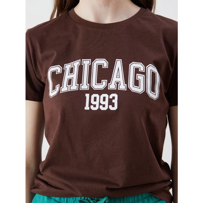XSIDE Kahverengi Bisiklet Yaka Chicago Baskılı Kadın Tişört