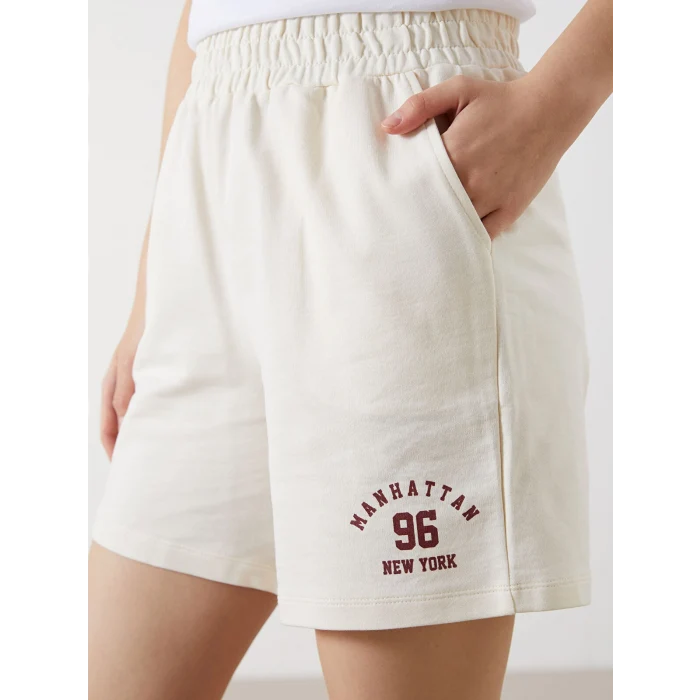 XSIDE Bej Beli Lastikli New York Baskılı Kadın Şort