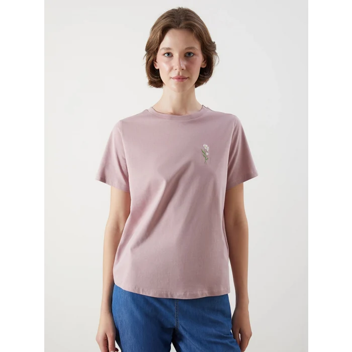 LCWAIKIKI Classic Pembe Bisiklet Yaka Çiçek Nakışlı Kadın Tişört