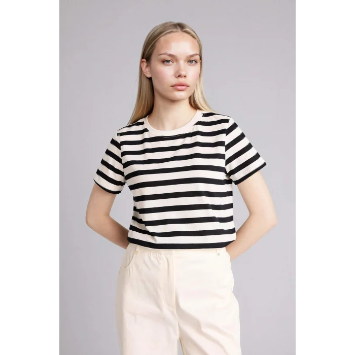 Defacto C2612AXBK81 Siyah Regular Fıt Bisiklet Yaka Basıc Düz Kısa Kollu Tişört