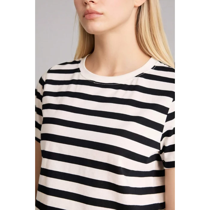 Defacto C2612AXBK81 Siyah Regular Fıt Bisiklet Yaka Basıc Düz Kısa Kollu Tişört