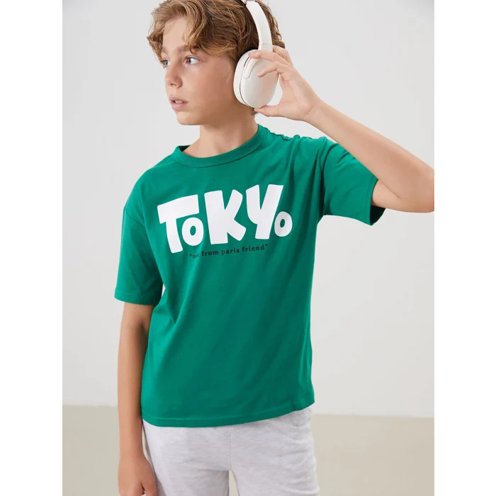LCW Kids Yeşil Bisiklet Yaka Tokyo Baskılı Erkek Çocuk Tişört