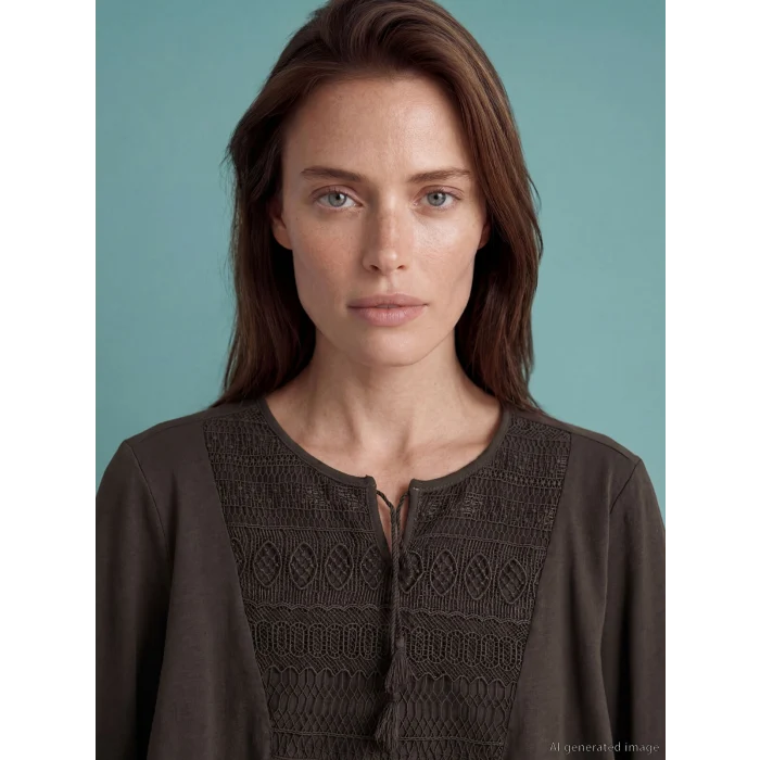 LCW Grace Kahverengi Bağlamalı Yaka Nakışlı Bluz