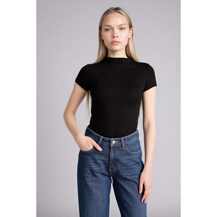 Defacto E5906AXBK81 Siyah Slım Fıt Yarım Balıkçı Yaka Tişört