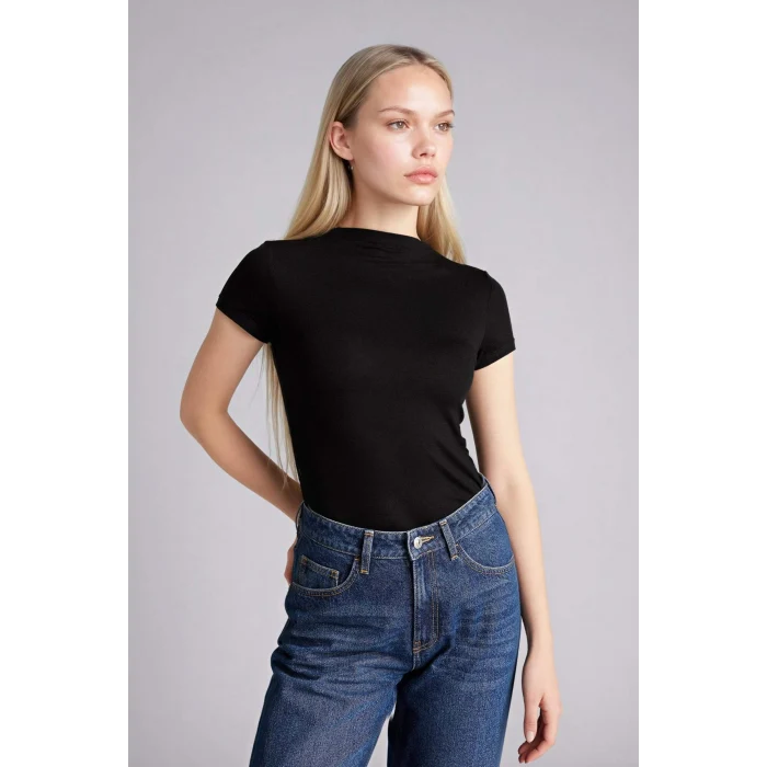 Defacto E5906AXBK81 Siyah Slım Fıt Yarım Balıkçı Yaka Tişört