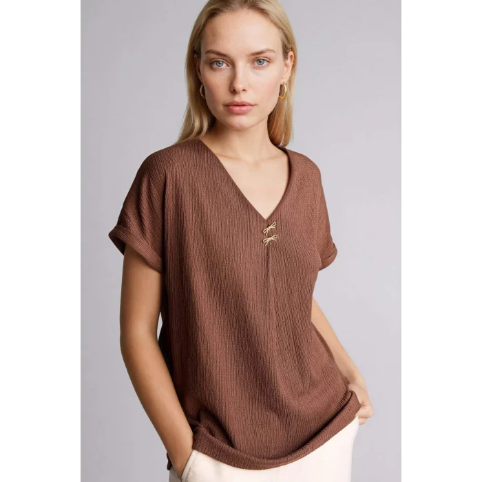 Defacto H1173AXBN320 Kahve Regular Fıt V Yaka Bürümcük Kısa Kollu Tişört