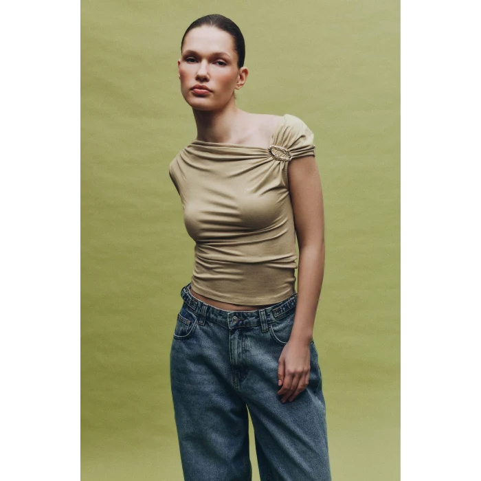 Defacto H1586AXKH477 Haki Slım Fıt Kayık Yaka Toka Detaylı Tişört