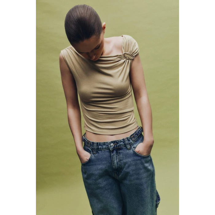 Defacto H1586AXKH477 Haki Slım Fıt Kayık Yaka Toka Detaylı Tişört