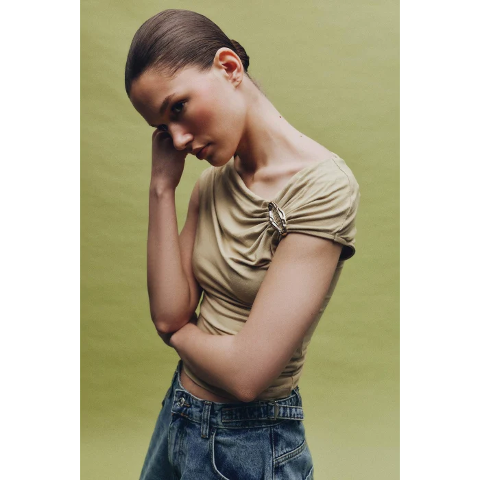 Defacto H1586AXKH477 Haki Slım Fıt Kayık Yaka Toka Detaylı Tişört