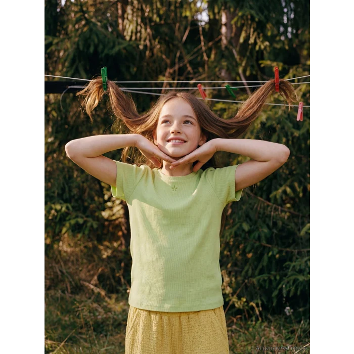 LCW Kids Yeşil Bisiklet Yaka Nakışlı Kız Çocuk Tişört