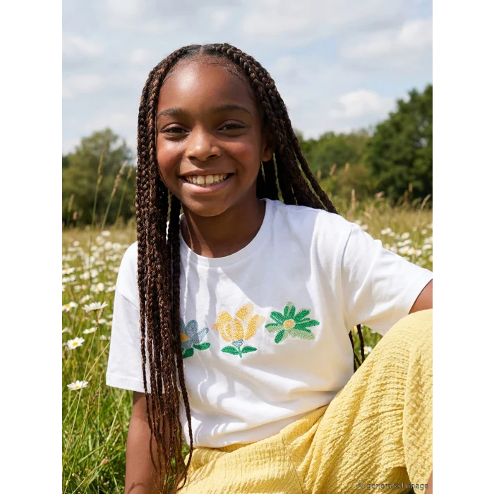 LCW Kids Beyaz Bisiklet Yaka Çiçek Nakışlı Kız Çocuk Tişört