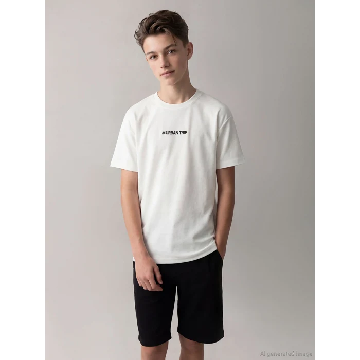LCW Kids Beyaz Bisiklet Yaka Yazı Nakışlı Erkek Çocuk Tişört