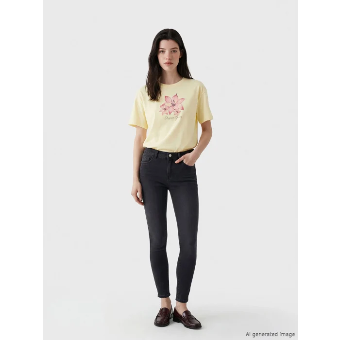 LCW Comfort Bej Bisiklet Yaka Çiçek Baskılı Kadın Tişört