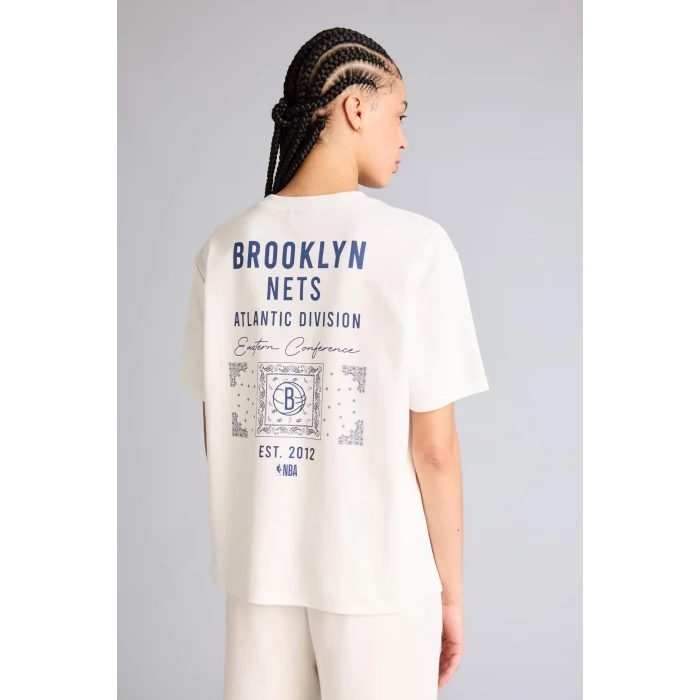 Defacto G9307AXER105 Ekru NBA Brooklyn Nets Relax Fıt Kısa Kollu Tişört