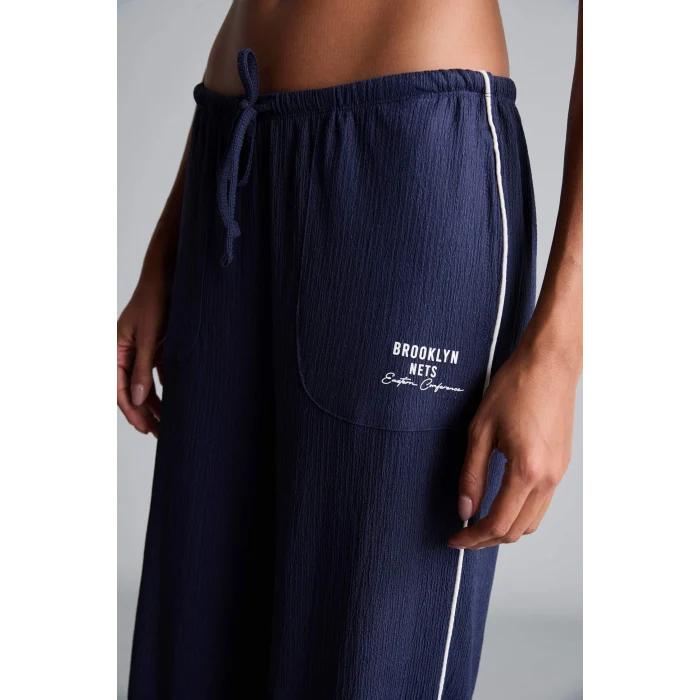 Defacto H4469AXIN275 İndigo NBA Brooklyn Nets Lisanslı Wıde Leg Cepli Geniş Paça Standart Boy Kırışık Dokulu Kumaş İndigo Pantolon