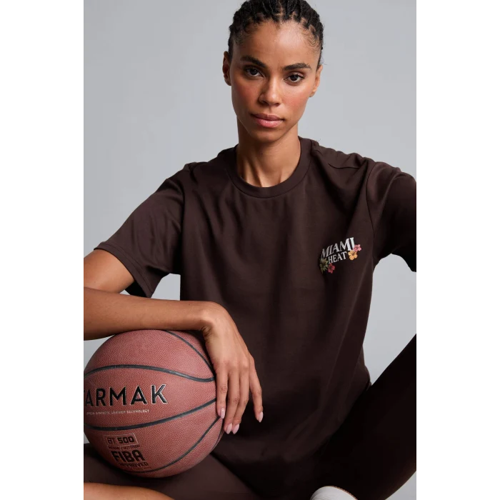 Defacto G9465AXBN338 Kahve %100 Pamuk NBA Mıamı Heat Lisanslı Oversıze Baskılı Kısa Kollu Kahverengi Tişört