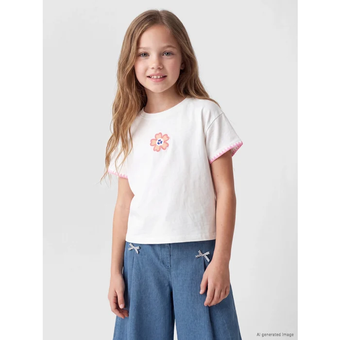 LCW Kids Beyaz Bisiklet Yaka Nakışlı Kız Çocuk Tişört