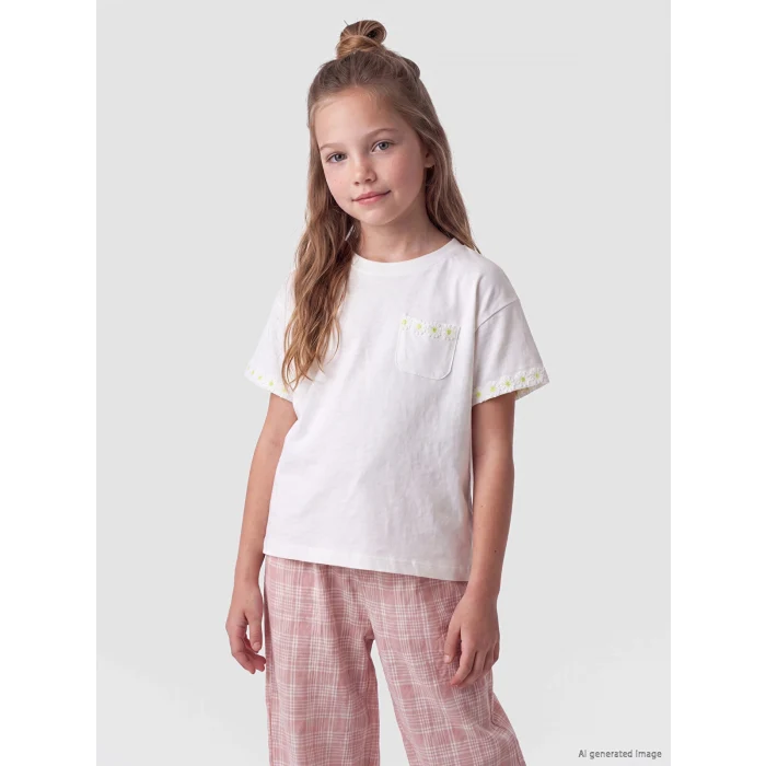 LCW Kids Beyaz Bisiklet Yaka Nakışlı Kız Çocuk Tişört