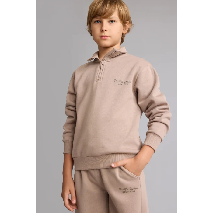 Defacto H9689A8BN615 Kahve Regular Fit Yarım Fermuarlı Dik Yaka İçi Yumuşak Tüylü Yazı İşlemeli Sweatshirt Erkek Çocuk