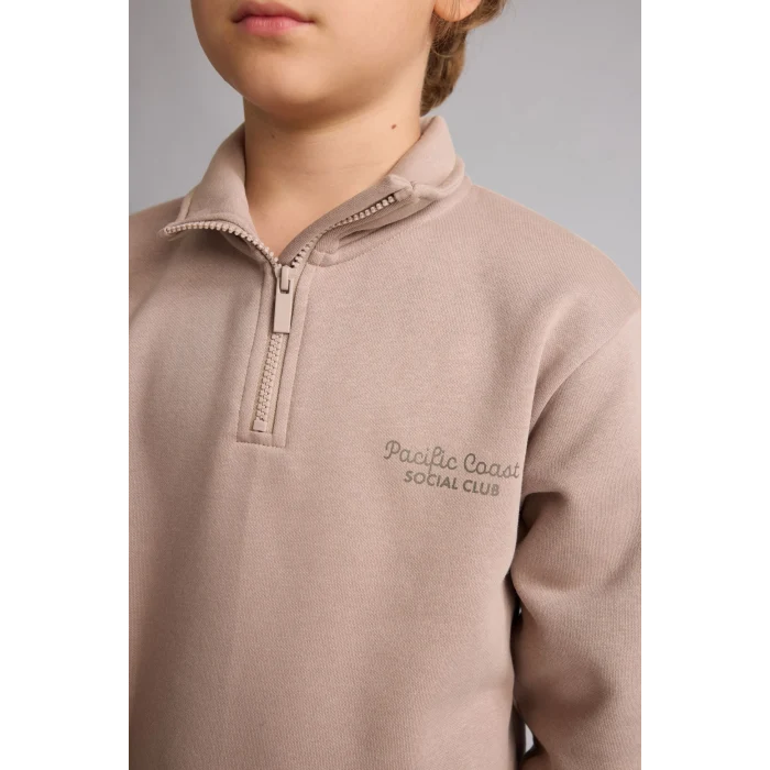 Defacto H9689A8BN615 Kahve Regular Fit Yarım Fermuarlı Dik Yaka İçi Yumuşak Tüylü Yazı İşlemeli Sweatshirt Erkek Çocuk