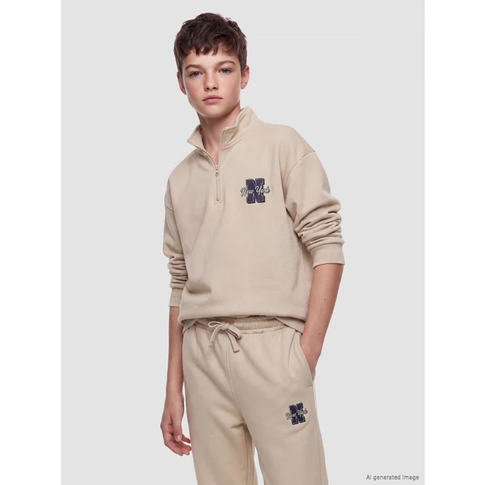 LCW Kids Bej Dik Yaka Nakışlı Erkek Çocuk Kalın Sweatshirt
