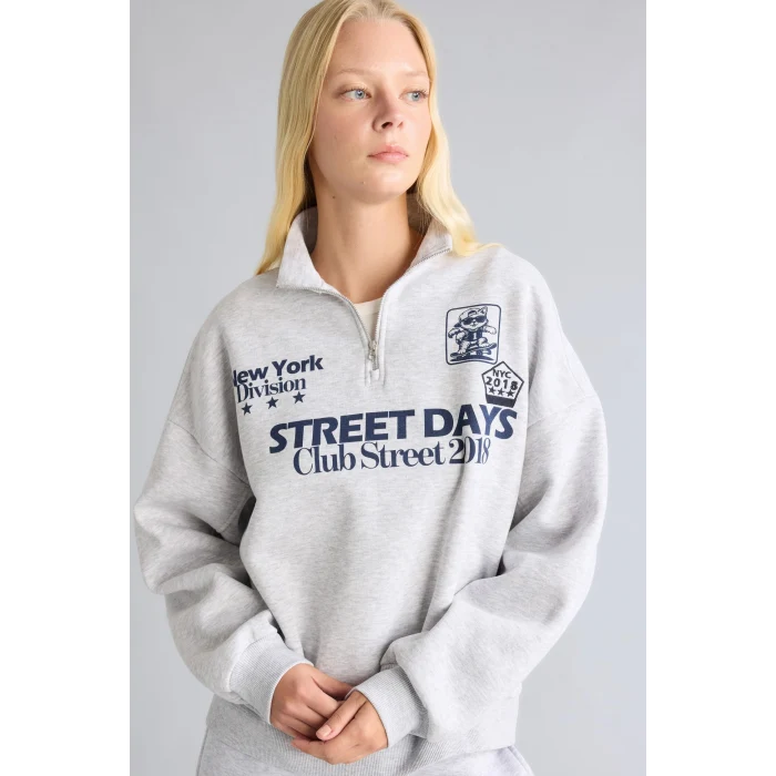 Defacto I3016AXGR110 Gri Oversize Dik Yakalı Yarım Fermuarlı Baskılı Sweatshirt