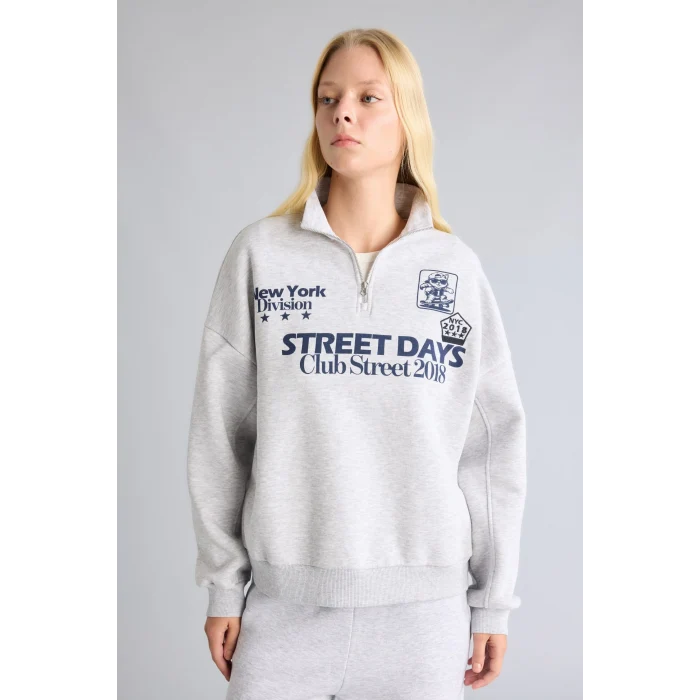 Defacto I3016AXGR110 Gri Oversize Dik Yakalı Yarım Fermuarlı Baskılı Sweatshirt