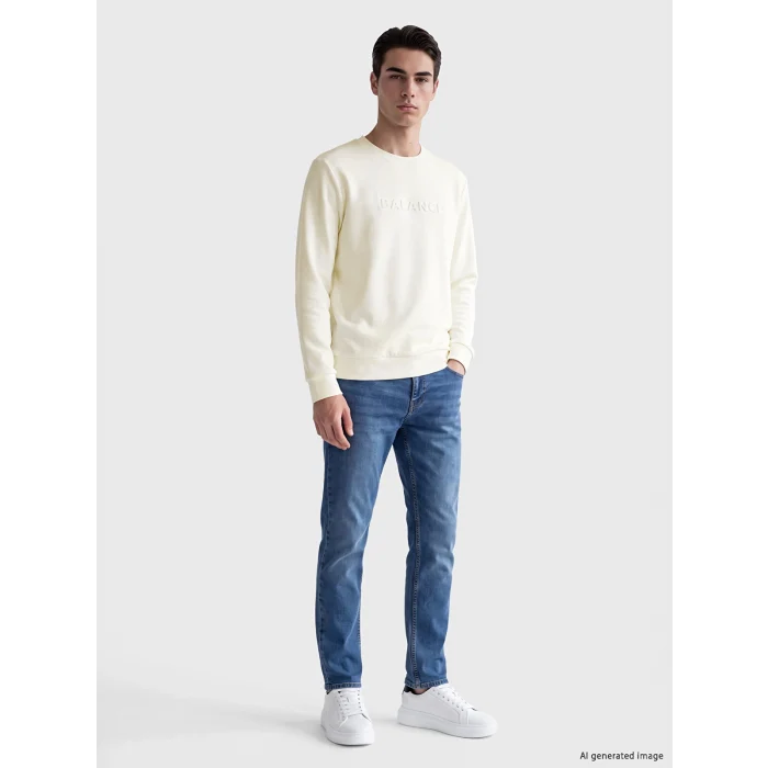 LCWAIKIKI Classic Beyaz Bisiklet Yaka Kabartma Baskılı Erkek Sweatshirt