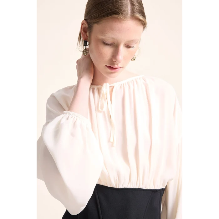 Defacto I9661AXER138 Ekru Bağcık Detaylı Crop Krep Uzun Kollu Basic Bluz