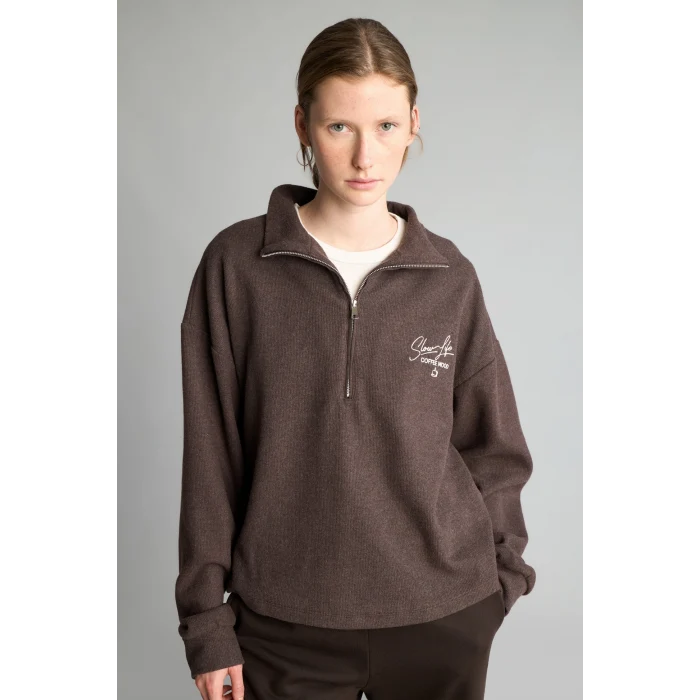 Defacto J1456AXBN151 Kahve Relaxed Fit Yarım Fermuarlı Nakışlı Selanik Kumaş Sweatshirt