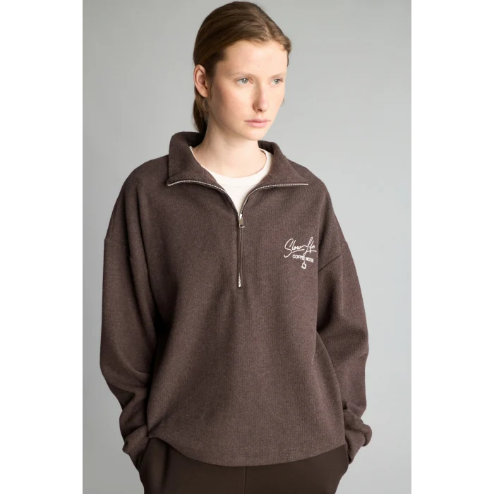 Defacto J1456AXBN151 Kahve Relaxed Fit Yarım Fermuarlı Nakışlı Selanik Kumaş Sweatshirt