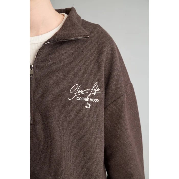 Defacto J1456AXBN151 Kahve Relaxed Fit Yarım Fermuarlı Nakışlı Selanik Kumaş Sweatshirt
