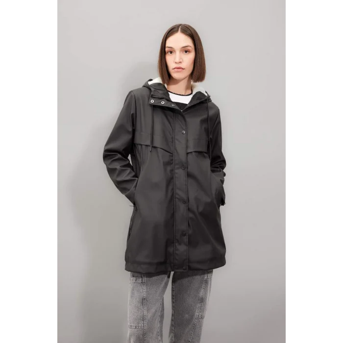 A0982 Su İtici Polar Astarlı Kapüşonlu Fermuarlı Çıtçıtlı Cepli Mevsimlik Suni Deri Uzun Yağmurluk