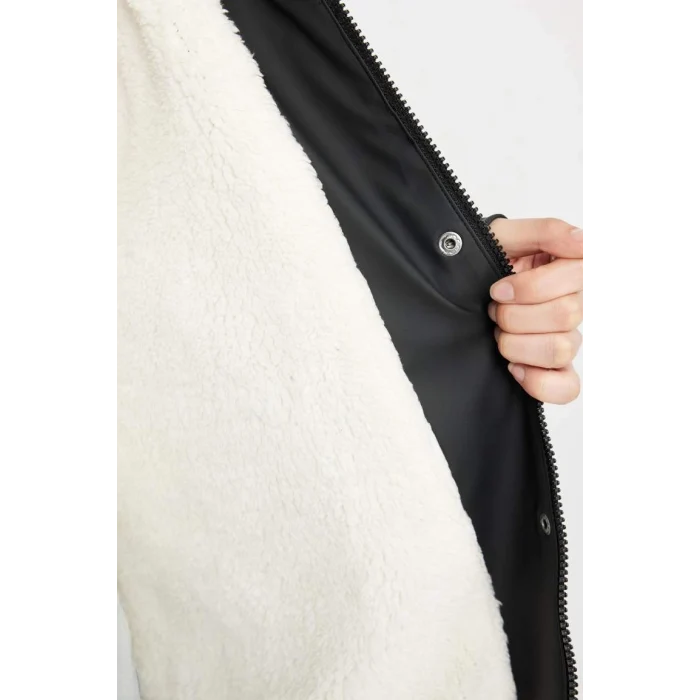 A0982 Su İtici Polar Astarlı Kapüşonlu Fermuarlı Çıtçıtlı Cepli Mevsimlik Suni Deri Uzun Yağmurluk