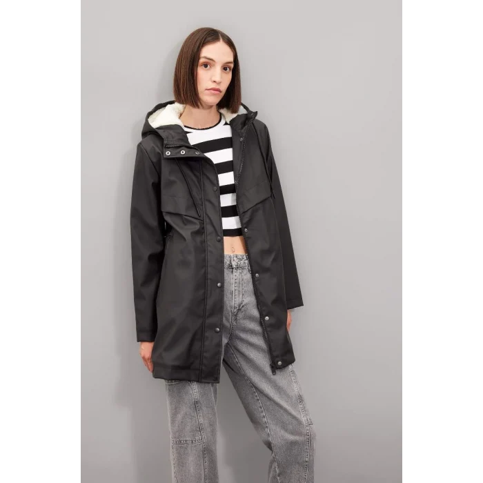 A0982 Su İtici Polar Astarlı Kapüşonlu Fermuarlı Çıtçıtlı Cepli Mevsimlik Suni Deri Uzun Yağmurluk