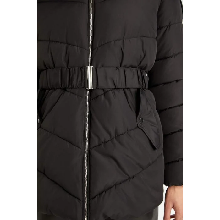 A2969 Su İtici Puffer Rüzgar Geçirmez Kapüşonlu İçi Suni Kürklü Kapitoneli Kemerli Hafif Uzun Şişme Mont