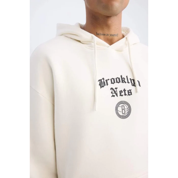 D3223 DeFactoFit NBA Brooklyn Nets Comfort Fit Rahat Kalıp Kapüşonlu Kalın Sırt Baskılı Sweatshirt