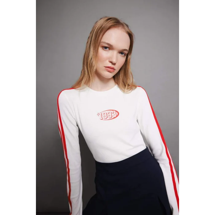 D4752 Beyaz Coool Fitted Vücuda Oturan Bisiklet Yaka Baskılı Ribana Uzun Kollu Tişört