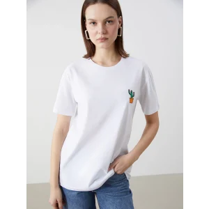 XSIDE Beyaz Bisiklet Yaka Nakışlı Kadın Tişört