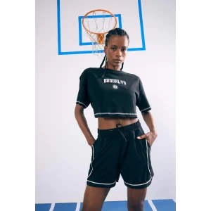 Defacto B9953 Siyah DeFactoFit NBA Brooklyn Nets Cropped Fit Bisiklet Yaka Kısa Kollu Tişört